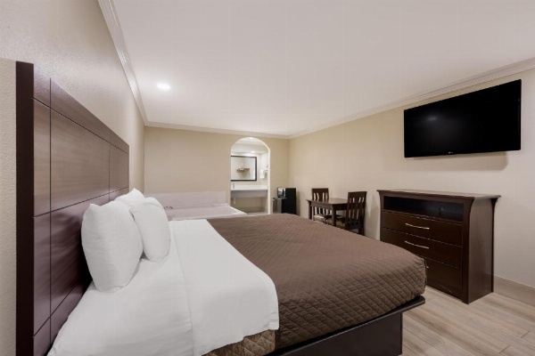 Americas Best Value Inn I-45 / Loop 610 image 11